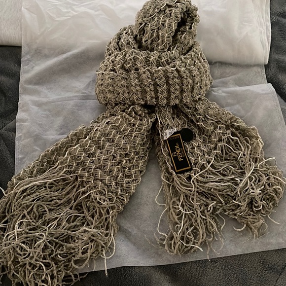 Fendi scarf in excellent condition - Picture 1 of 7